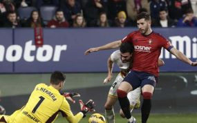 David García defiende un balón ante Sergio Herrera en la pasada temporada.