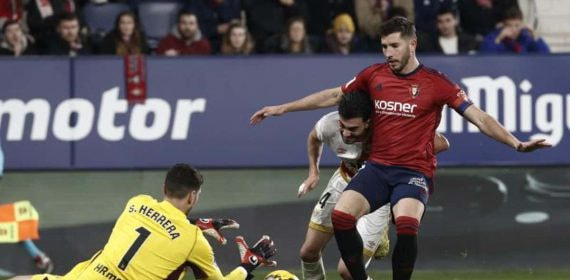 David García defiende un balón ante Sergio Herrera en la pasada temporada.