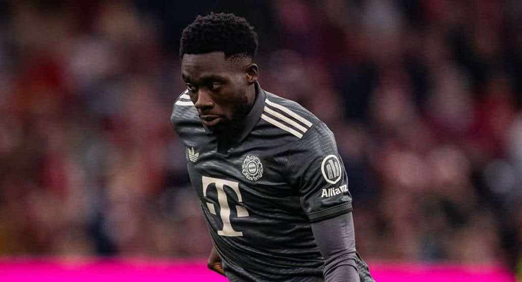 Alphonso Davies jugando con el Bayern esta temporada.