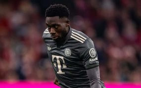 Alphonso Davies jugando con el Bayern esta temporada.