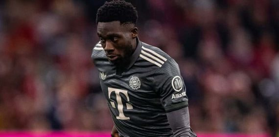 Alphonso Davies jugando con el Bayern esta temporada.