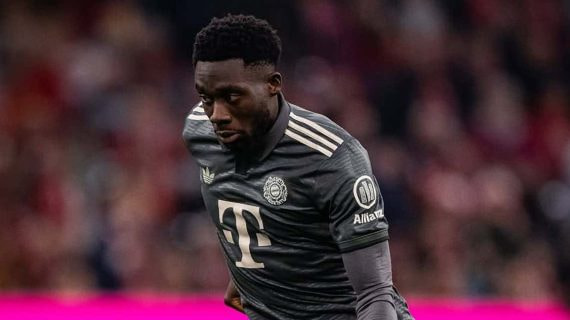 Alphonso Davies jugando con el Bayern esta temporada.