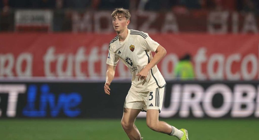 Dean Huijsen en un partido con la Roma.