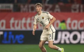 Dean Huijsen en un partido con la Roma.