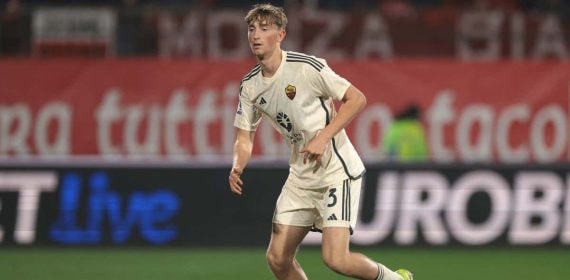 Dean Huijsen en un partido con la Roma.