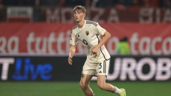 Dean Huijsen en un partido con la Roma.