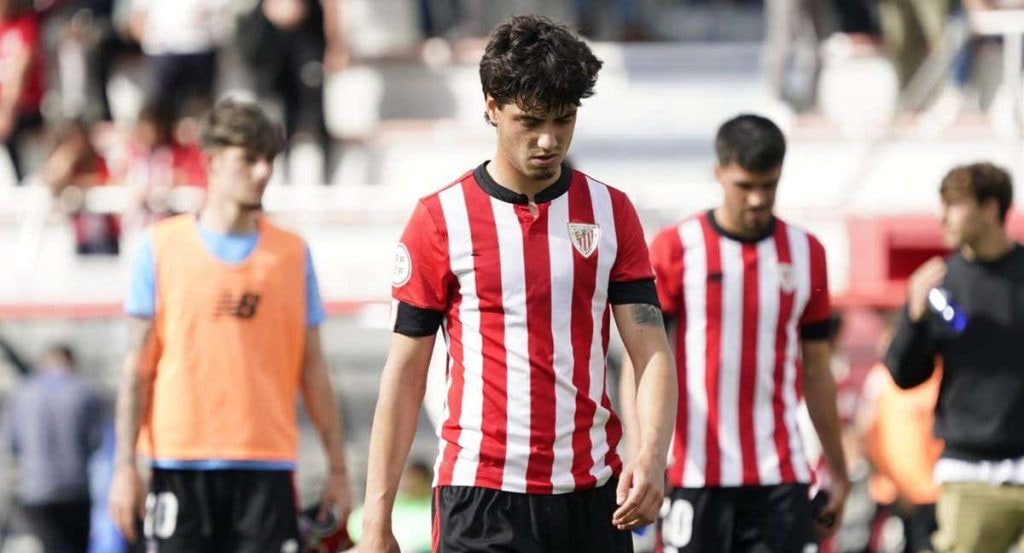Jugadores del Bilbao Athletic cabizbajos tras consumarse el descenso este fin de semana.