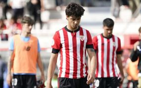 Jugadores del Bilbao Athletic cabizbajos tras consumarse el descenso este fin de semana.