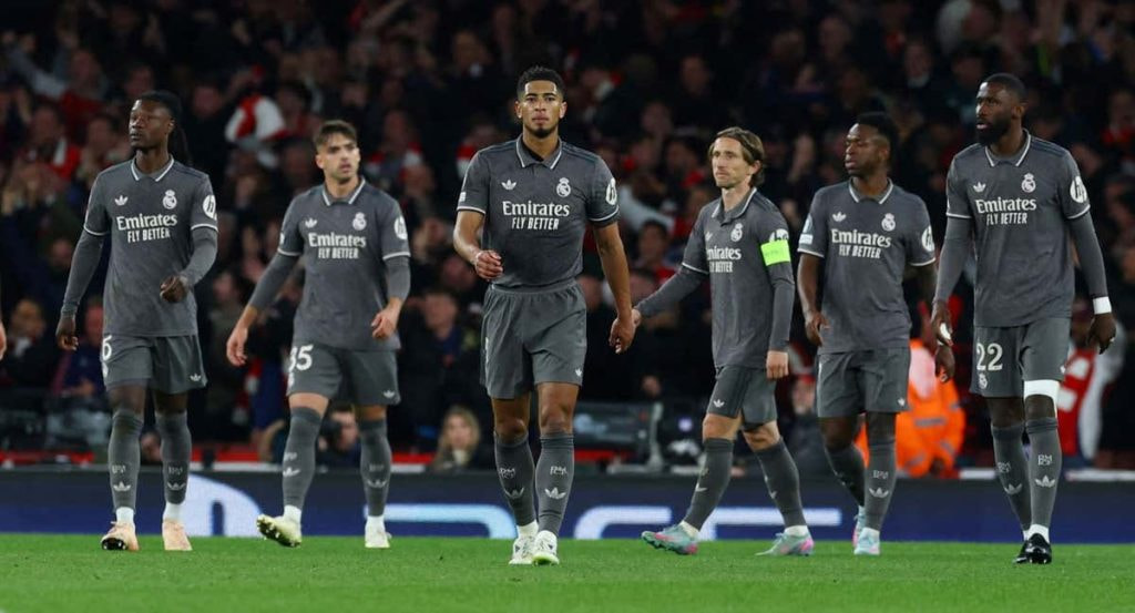 Los jugadores del Real Madrid abatidos durante la derrota en el Emirates.