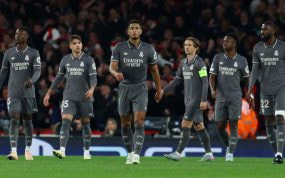 Los jugadores del Real Madrid abatidos durante la derrota en el Emirates.