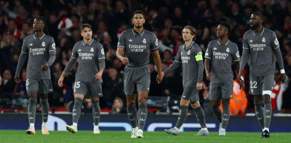 Los jugadores del Real Madrid abatidos durante la derrota en el Emirates.