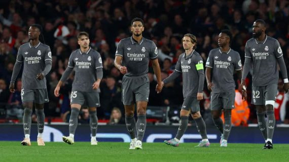 Los jugadores del Real Madrid abatidos durante la derrota en el Emirates.