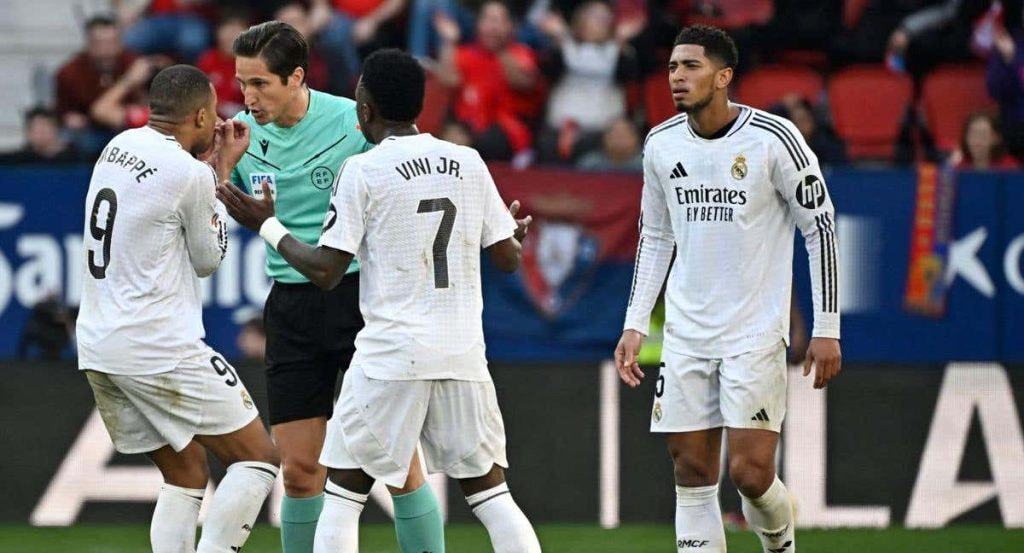 Mbappé protesta a Munuera Montero.