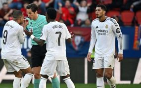 Mbappé protesta a Munuera Montero.