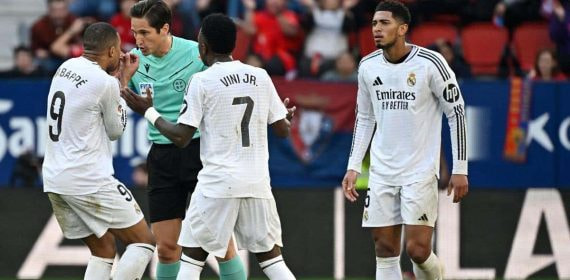 Mbappé protesta a Munuera Montero.