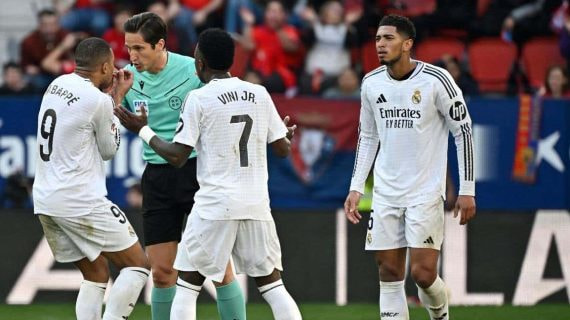 Mbappé protesta a Munuera Montero.