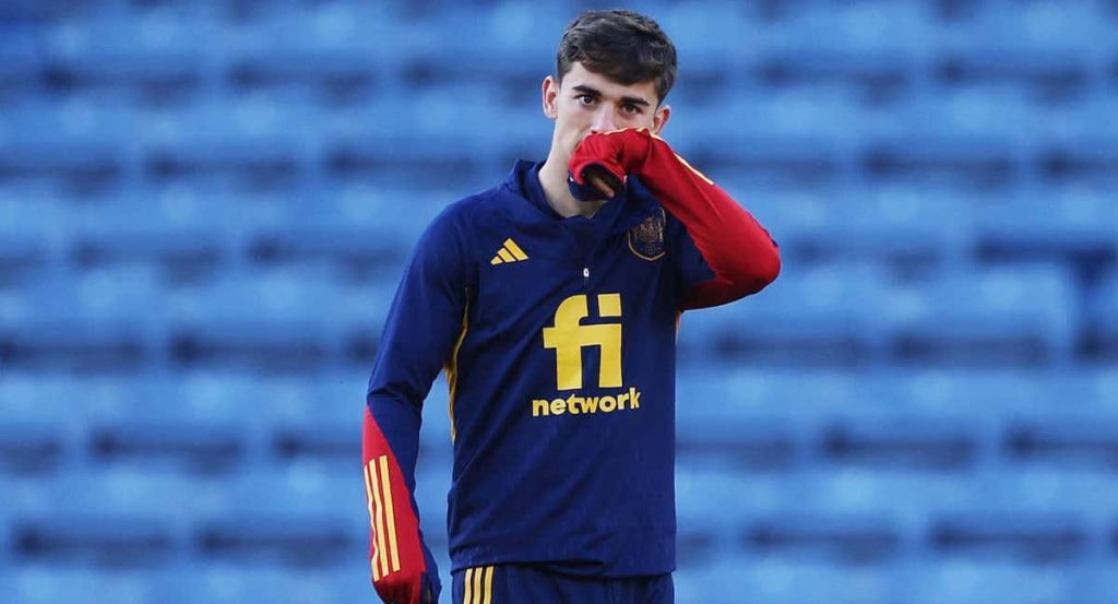 Gavi, en un entrenamiento con España.