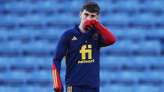 Gavi, en un entrenamiento con España.