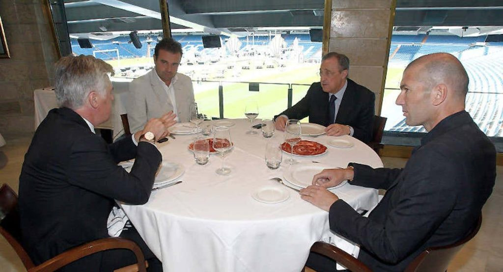 José Ángel Sánchez, director general del Madrid, entre Ancelotti y Florentino, y con Zidane.