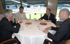 José Ángel Sánchez, director general del Madrid, entre Ancelotti y Florentino, y con Zidane.