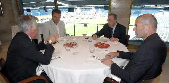 José Ángel Sánchez, director general del Madrid, entre Ancelotti y Florentino, y con Zidane.