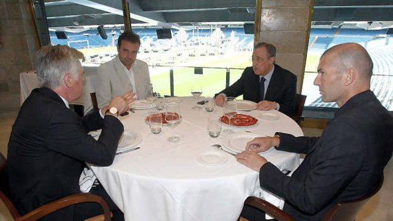 José Ángel Sánchez, director general del Madrid, entre Ancelotti y Florentino, y con Zidane.