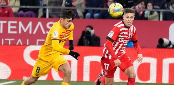 Riquelme frente a Pedri en un partido esta temporada.