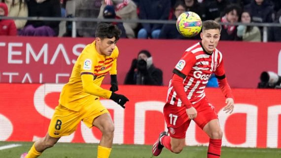 Riquelme frente a Pedri en un partido esta temporada.