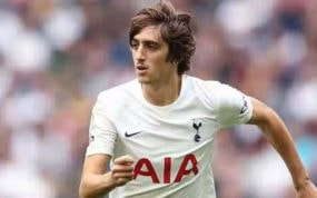 Bryan Gil con el Tottenham.