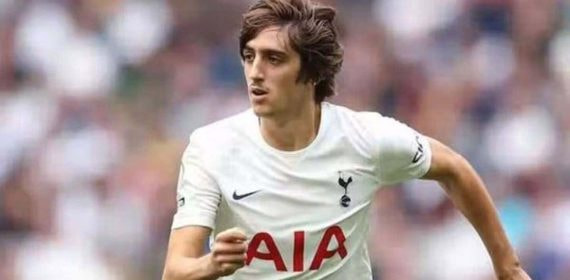 Bryan Gil con el Tottenham.