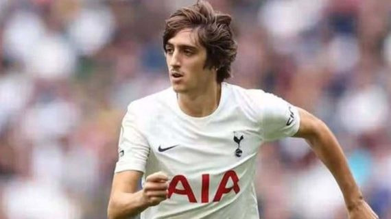 Bryan Gil con el Tottenham.