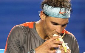 Rafael Nadal se come un plátano durante la semifinal del Open de Australia 2014 ante Roger Federer.