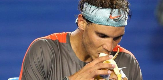 Rafael Nadal se come un plátano durante la semifinal del Open de Australia 2014 ante Roger Federer.