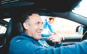 Chente García Acosta (50), en el coche de Movistar en una concentración.