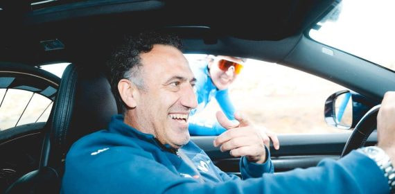 Chente García Acosta (50), en el coche de Movistar en una concentración.