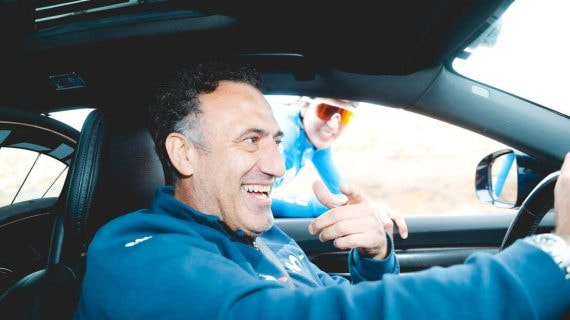 Chente García Acosta (50), en el coche de Movistar en una concentración.