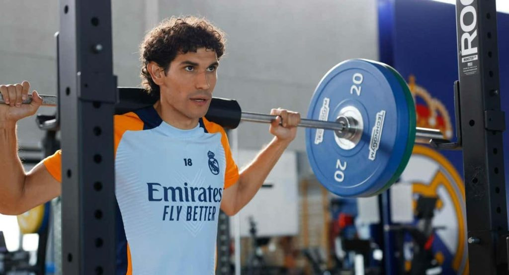 Jesús Vallejo entrenando en el gimnasio de Valdebebas.