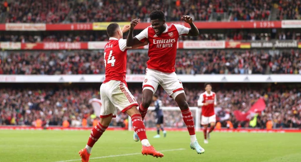 Thomas Partey celebrando un gol con el Arsenal.