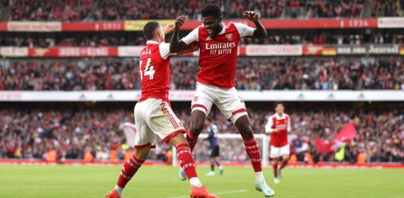 Thomas Partey celebrando un gol con el Arsenal.