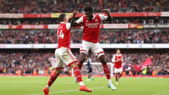 Thomas Partey celebrando un gol con el Arsenal.