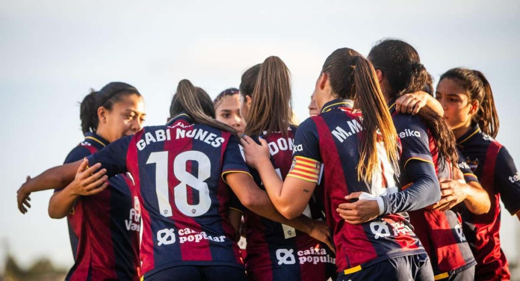 Las jugadoras del Levante celebrando un gol.