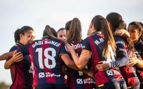 Las jugadoras del Levante celebrando un gol.