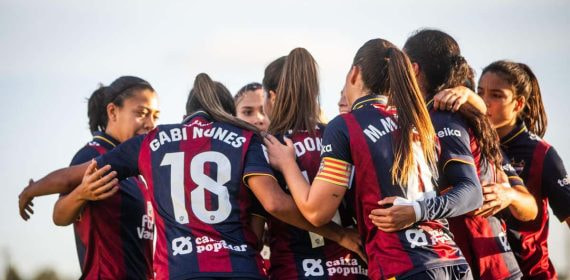 Las jugadoras del Levante celebrando un gol.