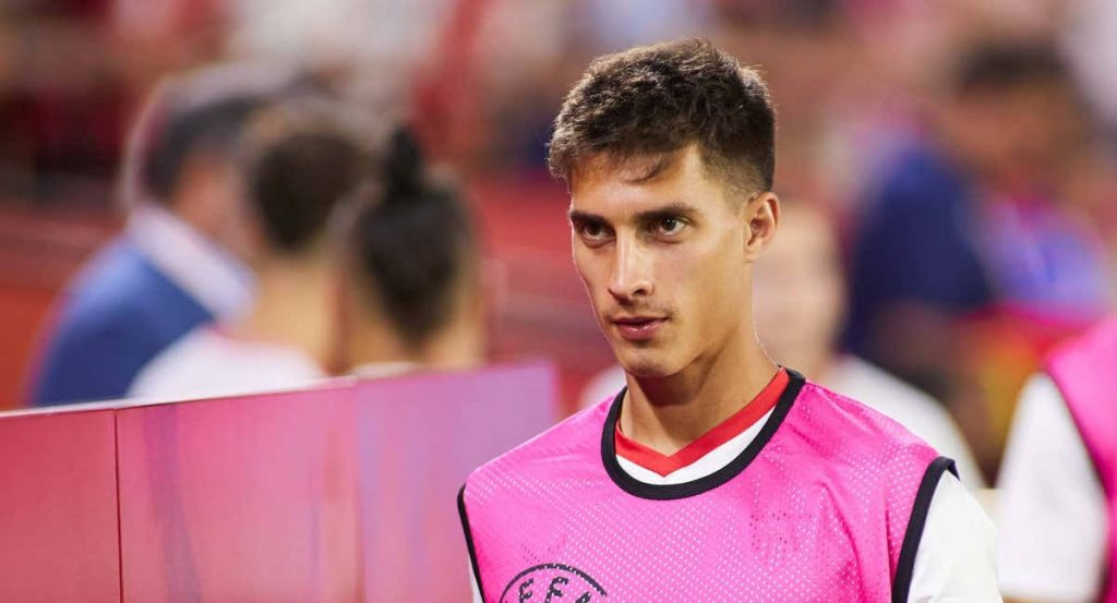 Federico Gattoni con el peto de suplente en un partido del Sevilla.