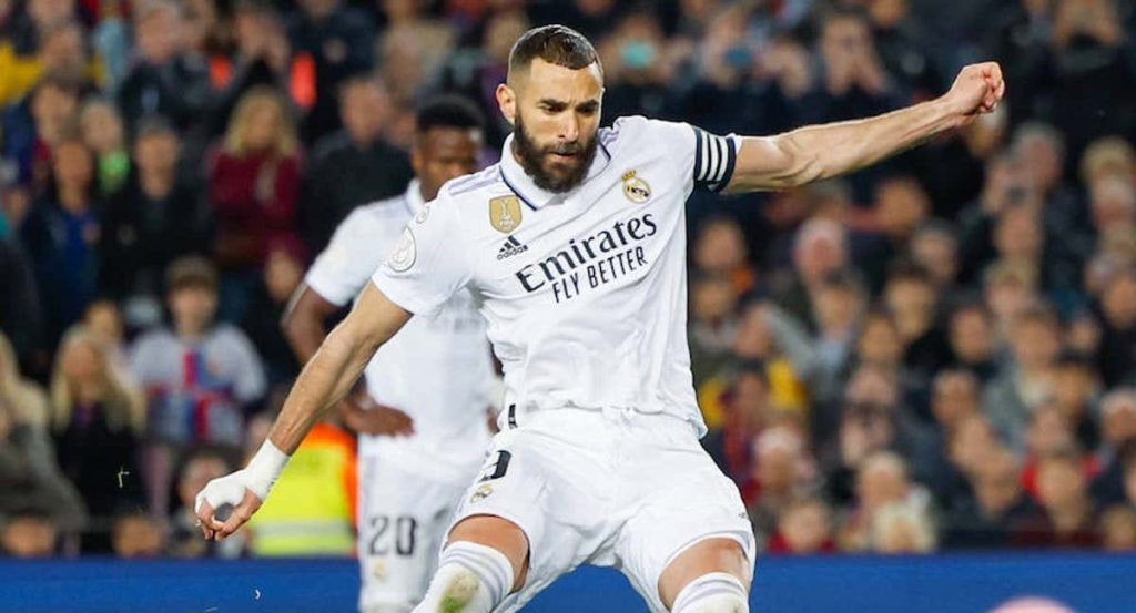 Karim Benzema lanzando un penalti contra el Barcelona.