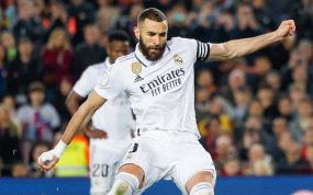 Karim Benzema lanzando un penalti contra el Barcelona.