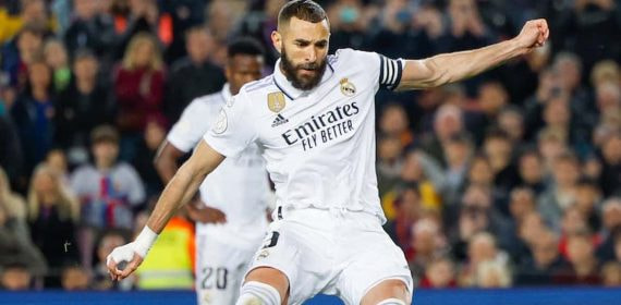 Karim Benzema lanzando un penalti contra el Barcelona.