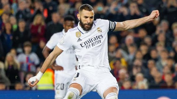 Karim Benzema lanzando un penalti contra el Barcelona.