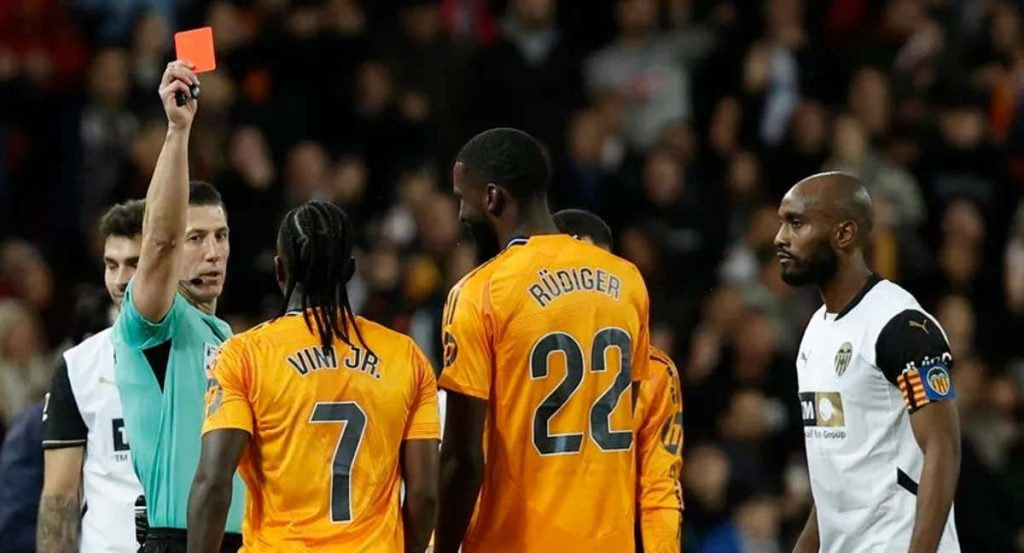 Vinicius, durante una visita a Mestalla en la que resultó expulsado.