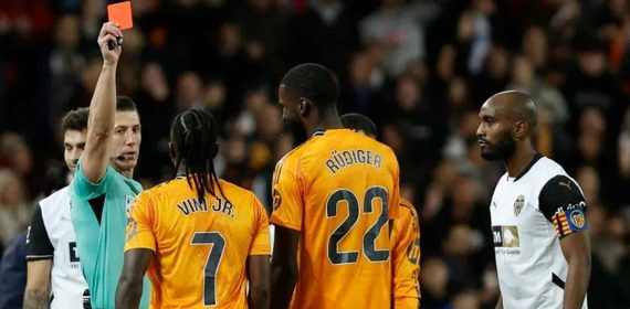Vinicius, durante una visita a Mestalla en la que resultó expulsado.